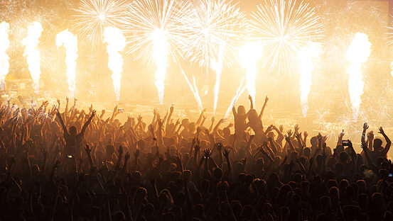 Test Raum Luna Runde Tische